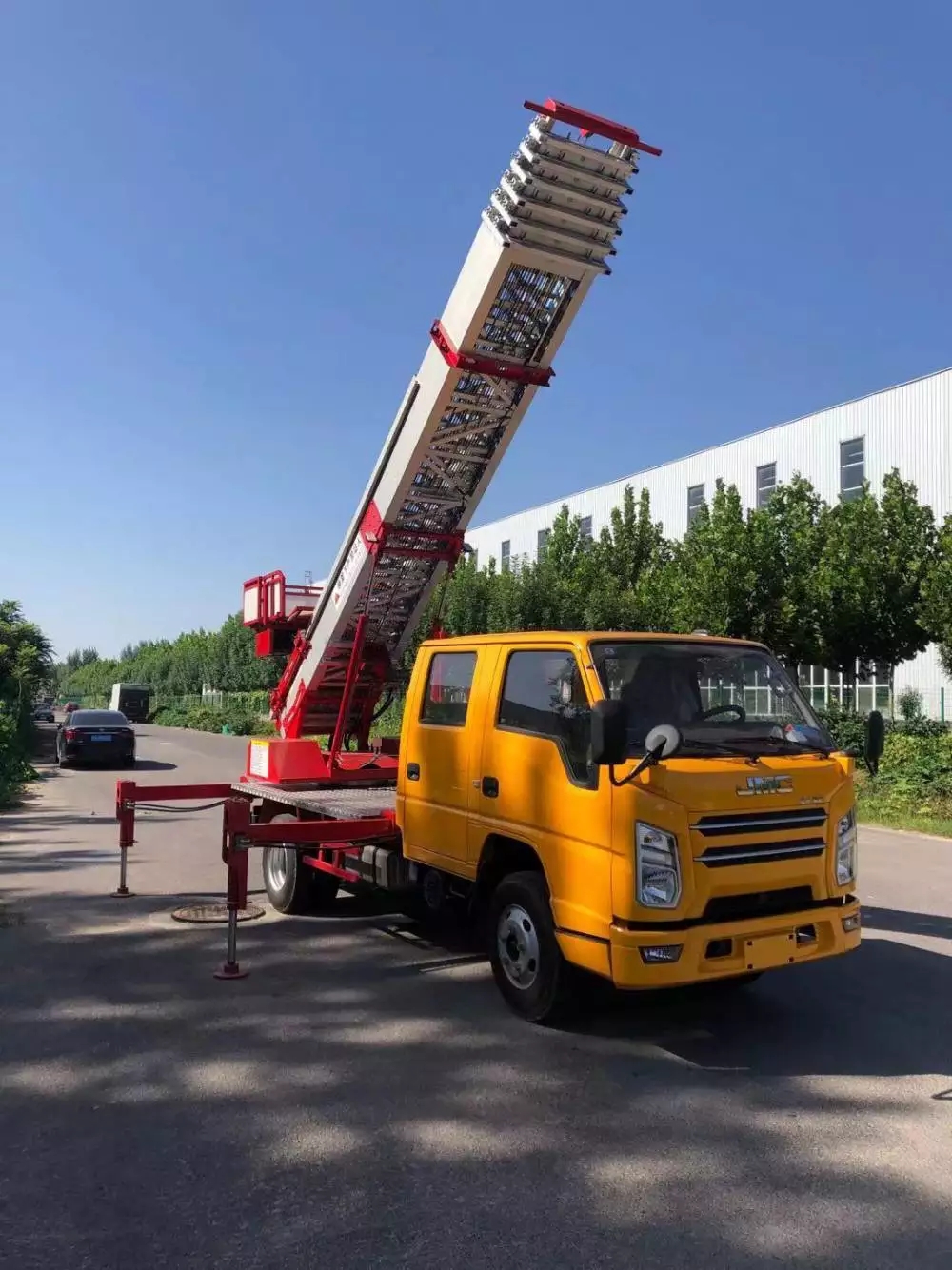 万载县附近的云梯车出租服务：轻松解决高空作业需求