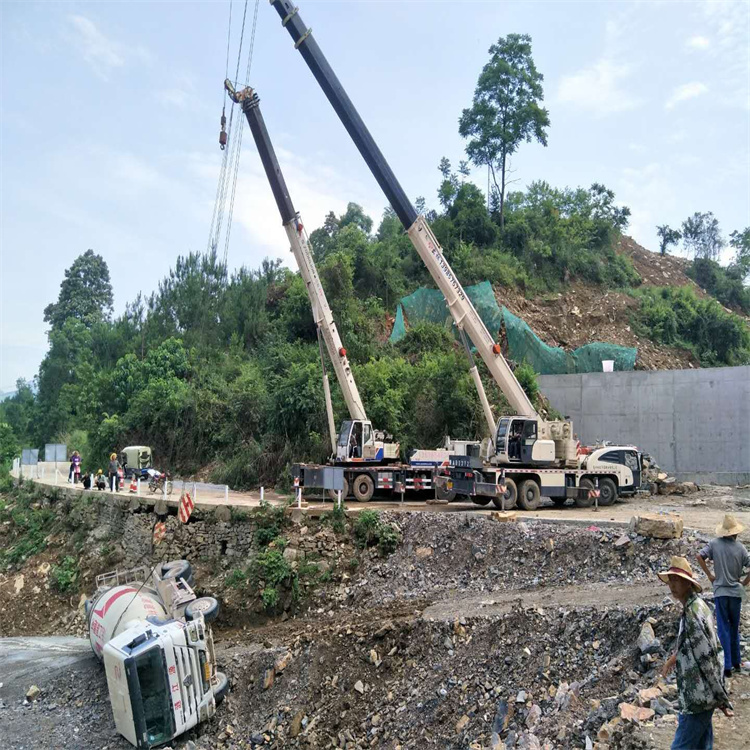 万载县汽车掉沟里叫吊车救援要多少钱